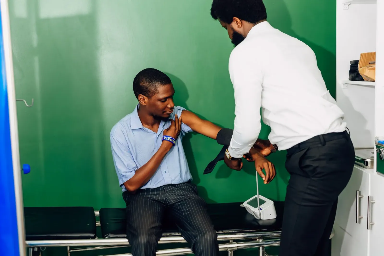 Imajen ida hatudu doutor no pasiente iha fasilidade kuidadu primáriu iha Kenya, ho komputadór hatudu AI asisténsia, simboliza