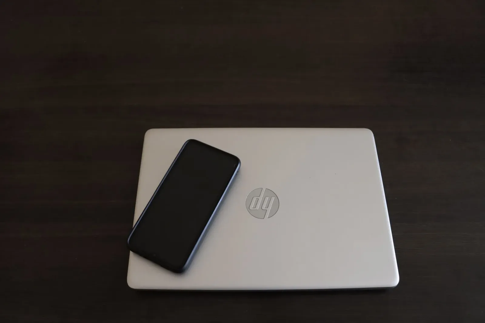 Imajen dekomunikaun teknolojia iha 2026 hanesan komputador laptop no smartphone, ho tekstu kona-ba atualizasaun sistema opera