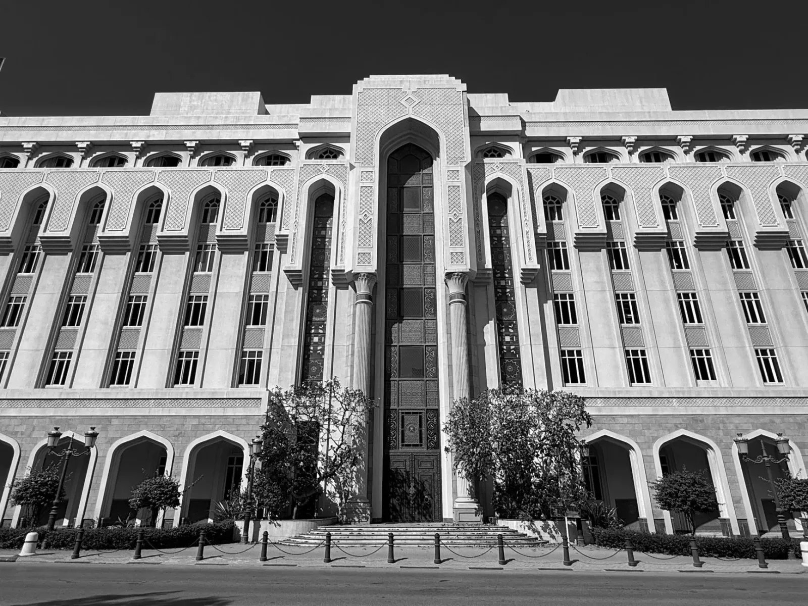 Imajen diplomasia entre índia no oman iha muscat, ema ho roupa formál, embaixadu no ministru relasaun esterneiru iha sala reu