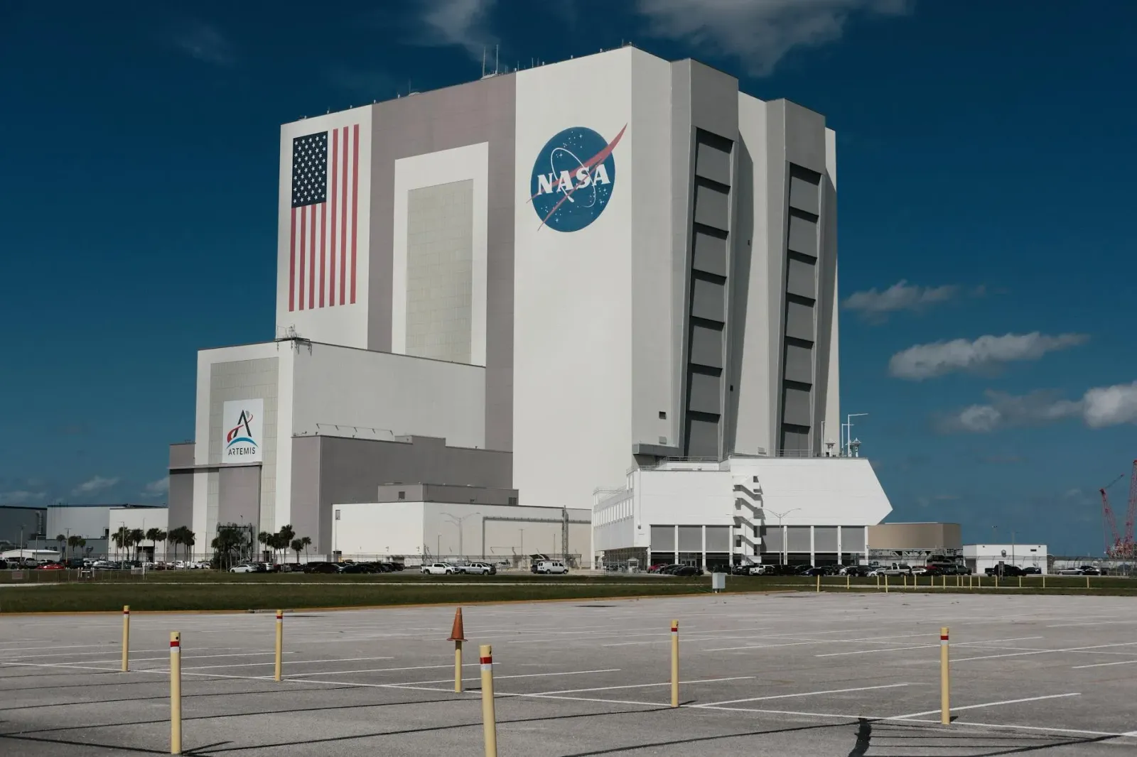 Imajen hosi misasaun NASA ba Lua nia Polu Sul, ho astronauta sira servisu iha baze permanente, iha tempu ne'ebé mak futuru.