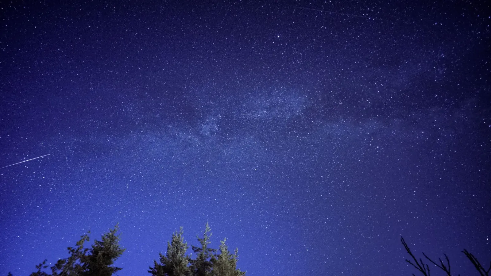 Imajen kona-ba meteor shower Bootids iha lalehan kalan ho estrela barak no meteoru ida sai hela, hatudu nia luz boot no dalan