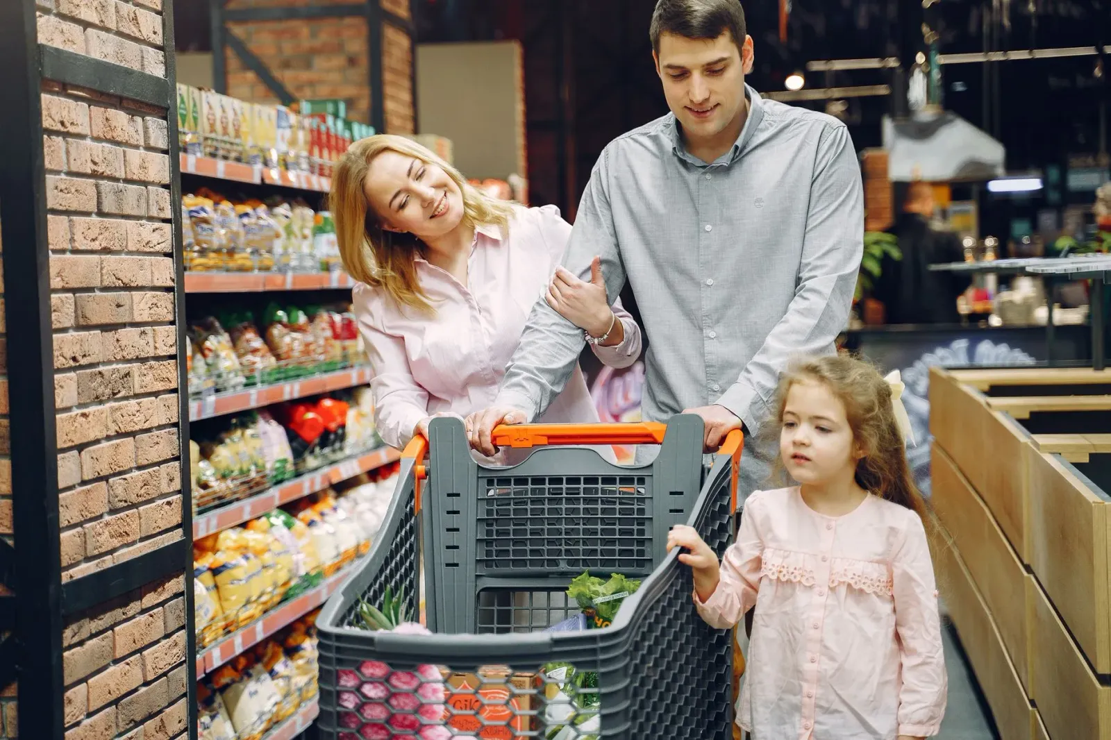 Imajen ida husi fachada M. Rivas Supermarket ne'ebé taka tiha ona, ho letreiru boot ho naran loja, no kliente sira la iha. Lo