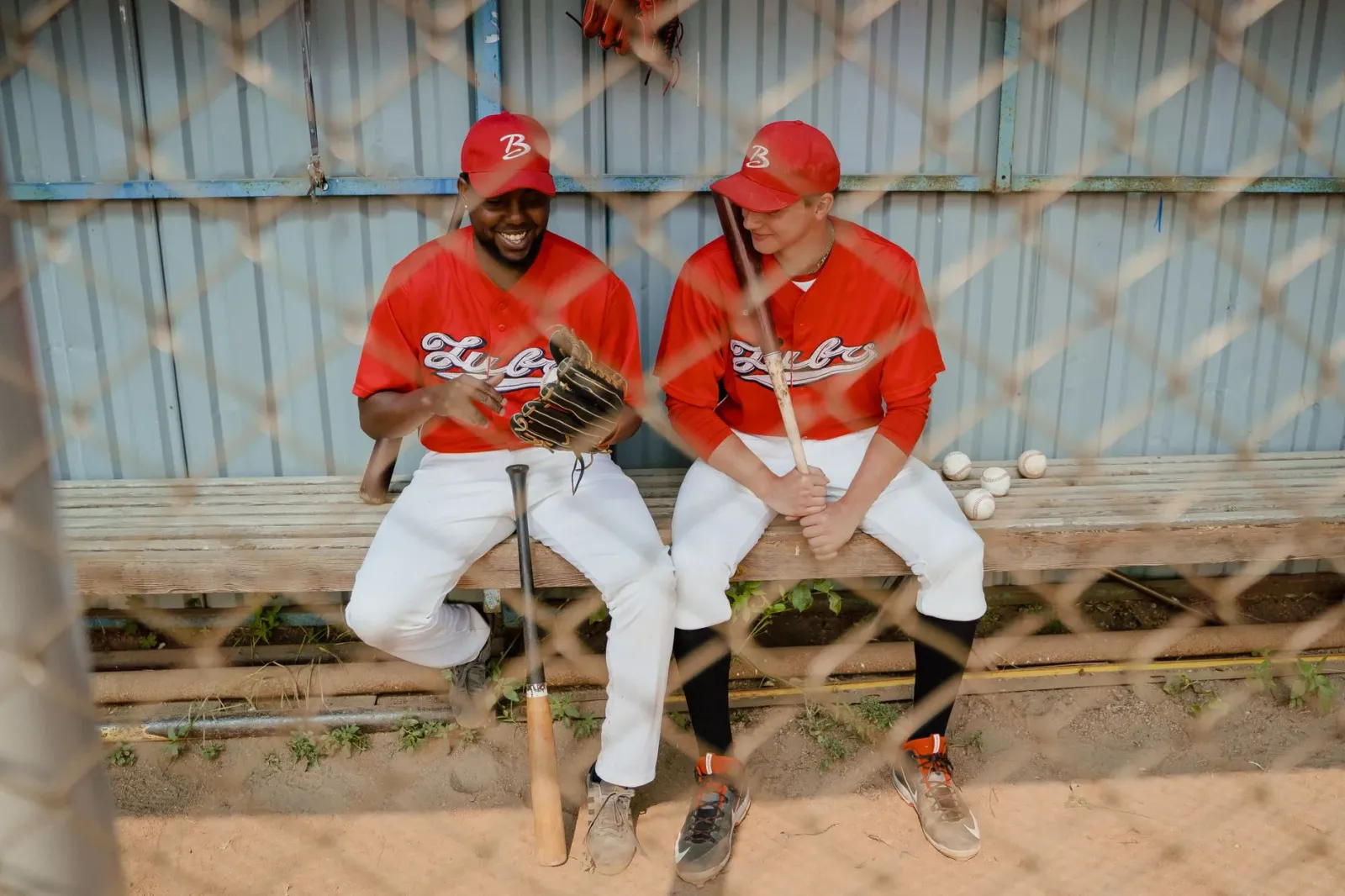Manager baseball tuir hela jogu husi bench, ho uniforme New York Mets, iha estadio ho torcedor sira