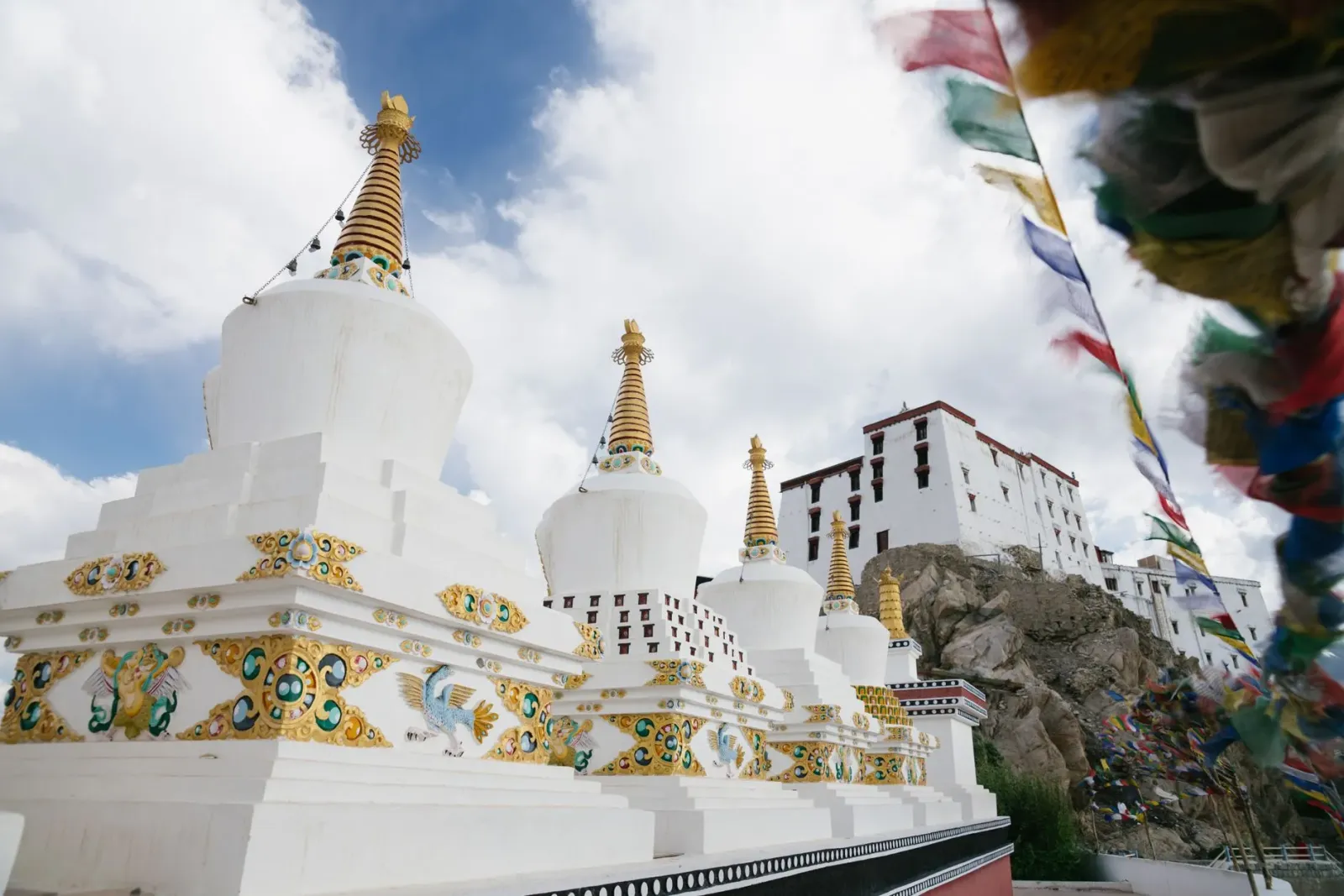 Imajen ida husi ice stupa iha Ladakh, estrutura jelu boot ne'ebé hanesan estátua, iha laran rai maran ho montañas iha kotuk, 