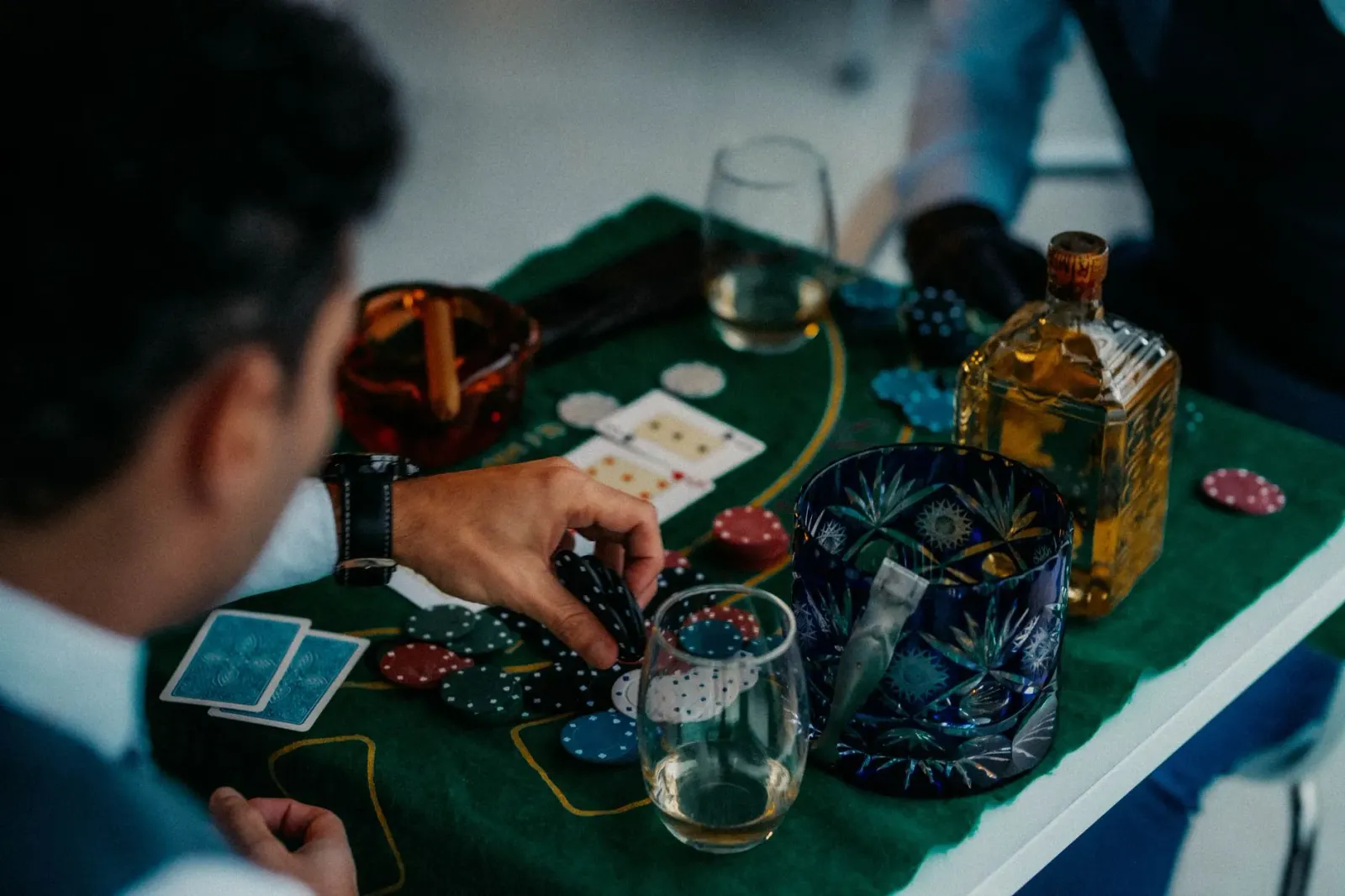 Ema nia liman kaer glass alkool ida iha meja, ho livru no kaneta iha kotuk, hatudu estudu kona-ba risku alkool no kanser