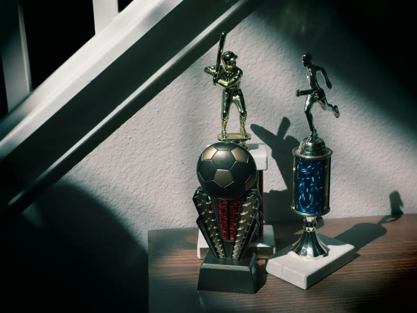 Foto atletu desportu ne'ebé manan troféu iha salaan memoria, hatudu oinsá desportu la osan de'it maibe historia.