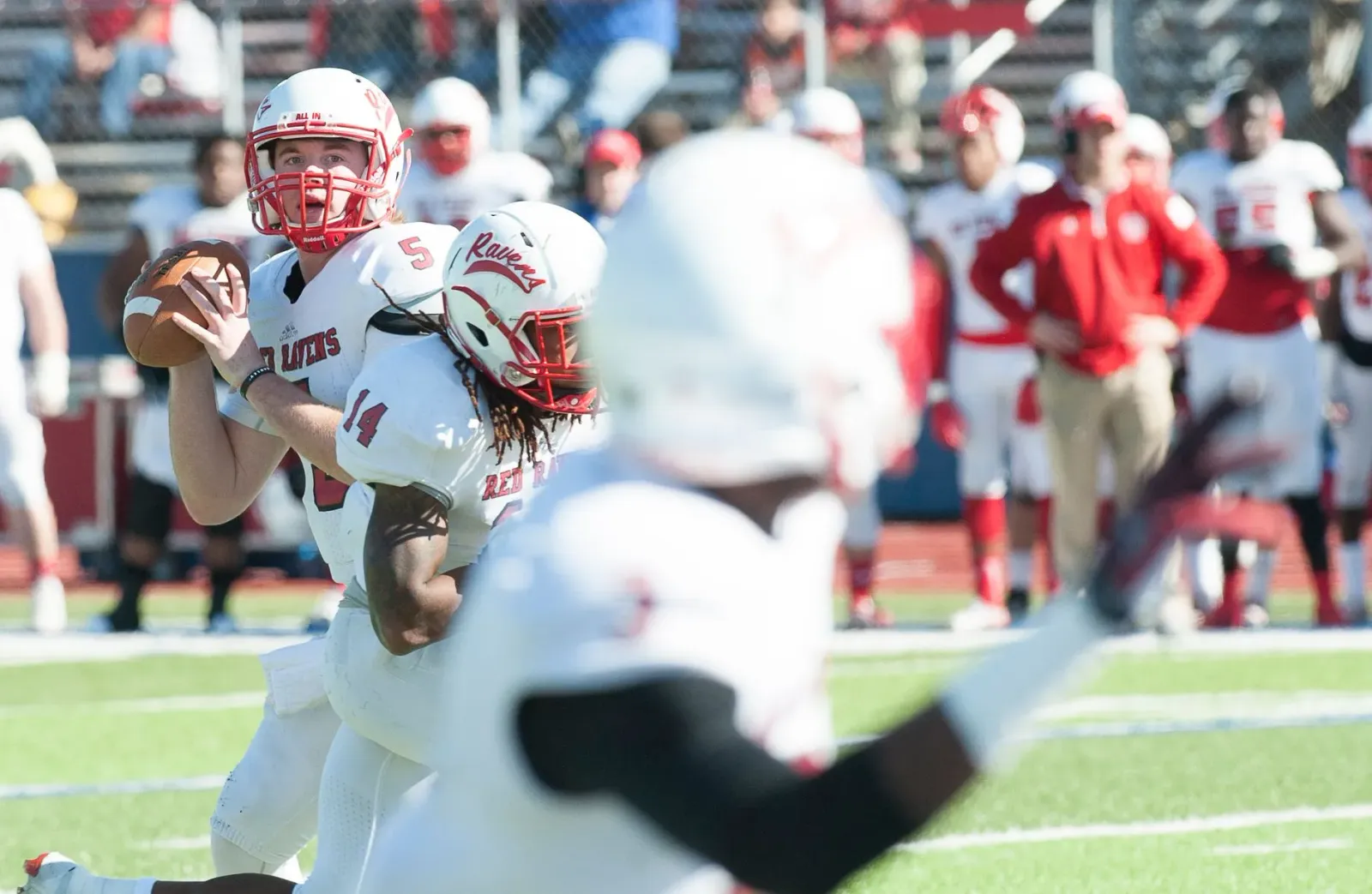 Imajen ida hatudu Brendan Sorsby, quarterback futebol amerikanu, ho uniforme universidade, iha kampu futebol, ho ekspresaun s