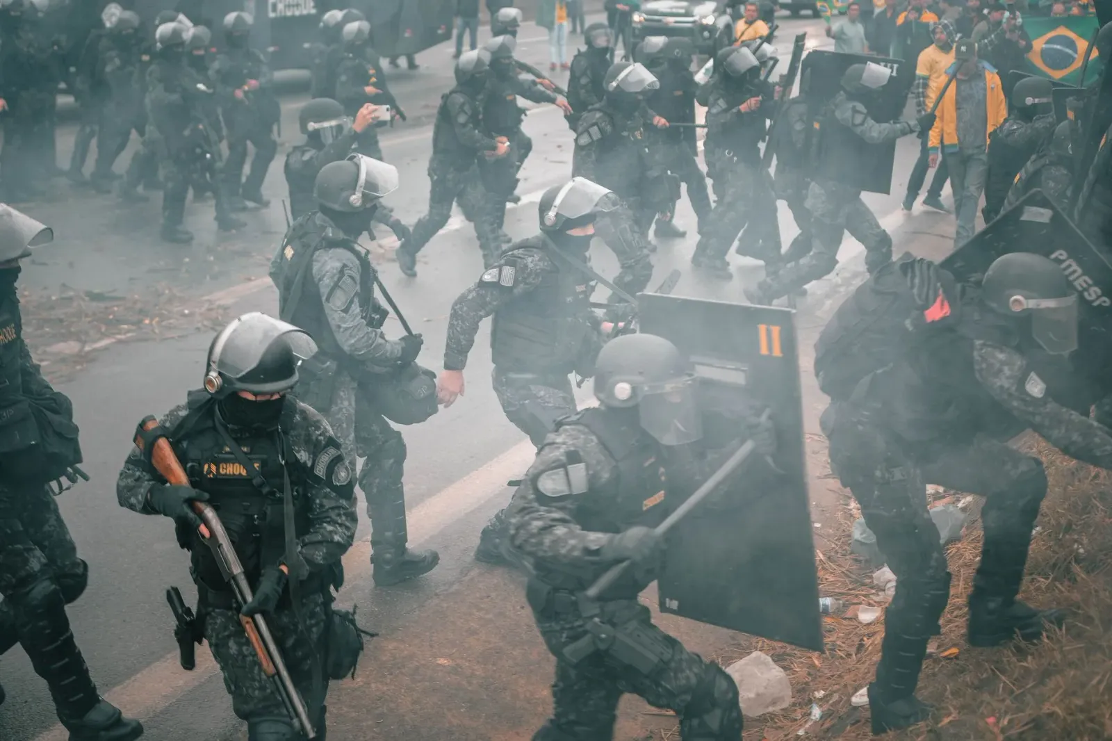 Imajen ilustrasaun kona-ba tensaun global ne'ebé inklui protestu iha futebol, operasaun militar, no situasaun votasaun iha po