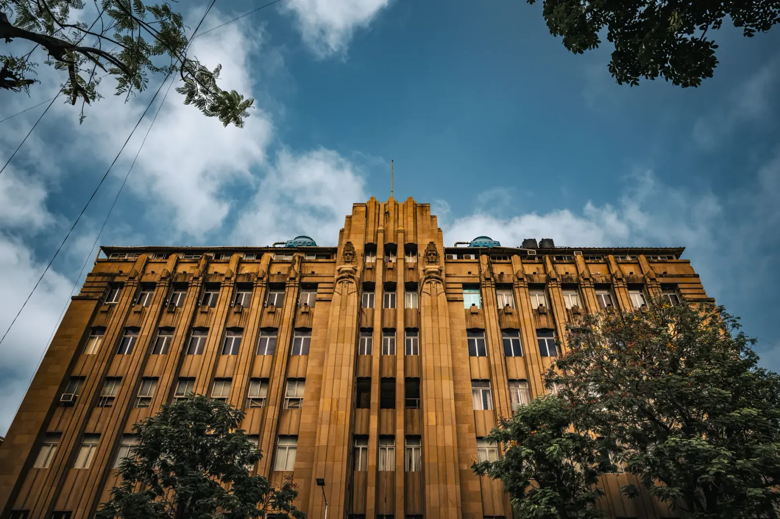 Edifísiu Art Deco iha Talmakiwadi, Mumbai, ne'ebé hatudu estilu arquitetóniku antigu no komunidade ne'ebé hela iha ne'ebá.