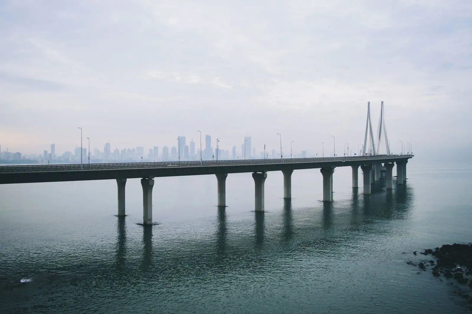 Imajen ida hatudu uma foku ho andar neen iha Bandra, Mumbai, besik tasi, ho krán sira no edifísiu seluk iha kotuk, hanesan pl