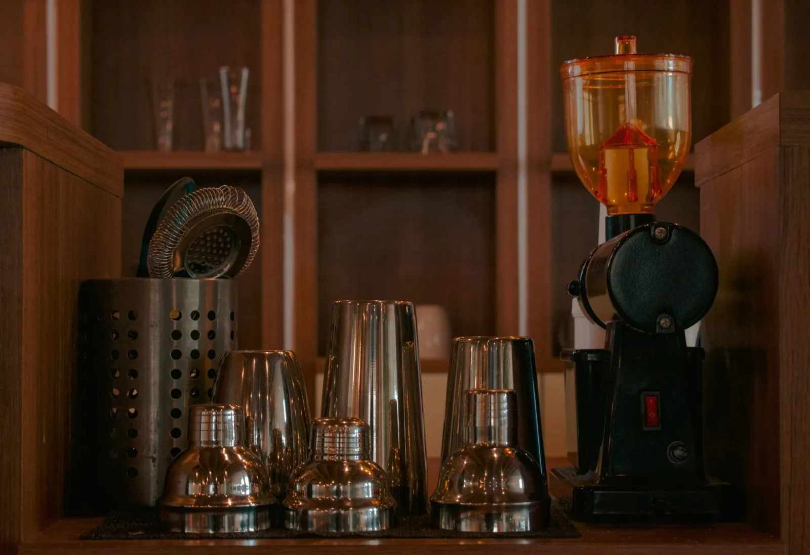 Imajen husi Atomberg Zenova mixer grinder iha kosinha modernu, ho teknolojia digital ka smart display