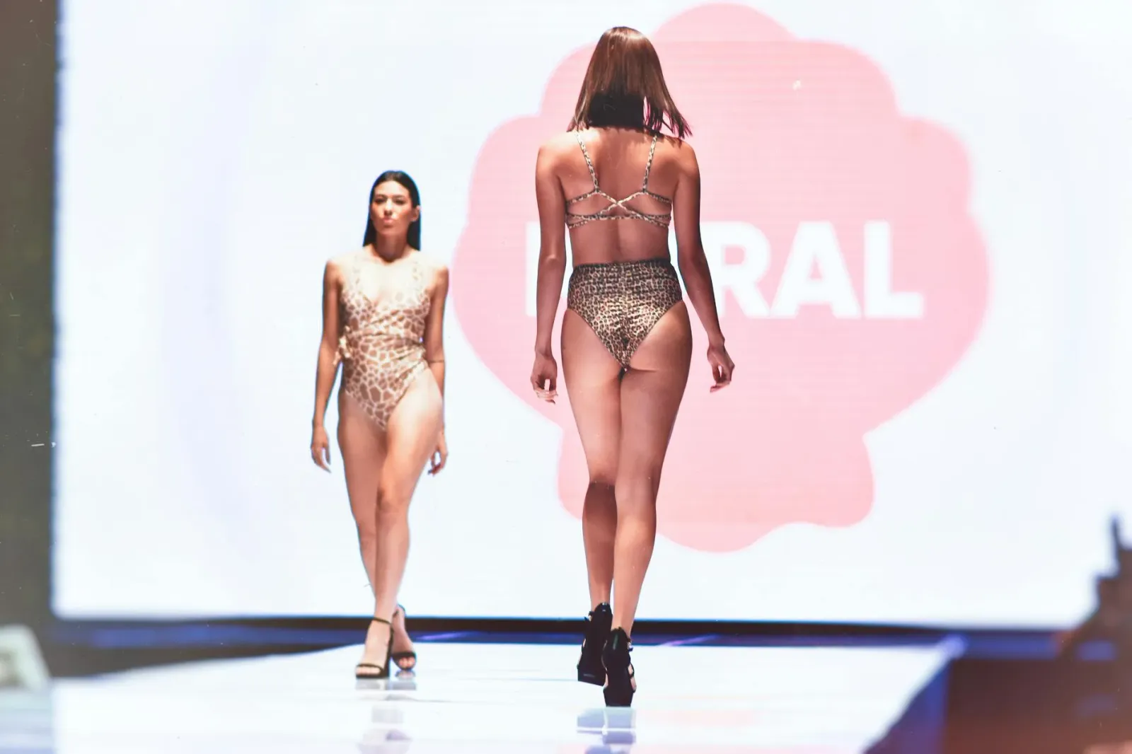 Lizzo hatais swimsuit no heels iha pasarela Sports Illustrated, hatudu nia figura ne'ebé muda tiha