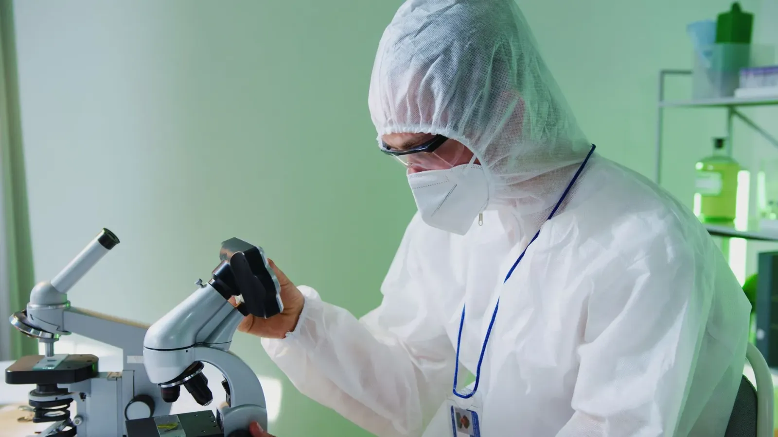 Sientista feto malázia Thein Swee Lay servisu iha laboratóriu ho mikroskópiu, halo peskiza kona-ba moras génétika sélula fala