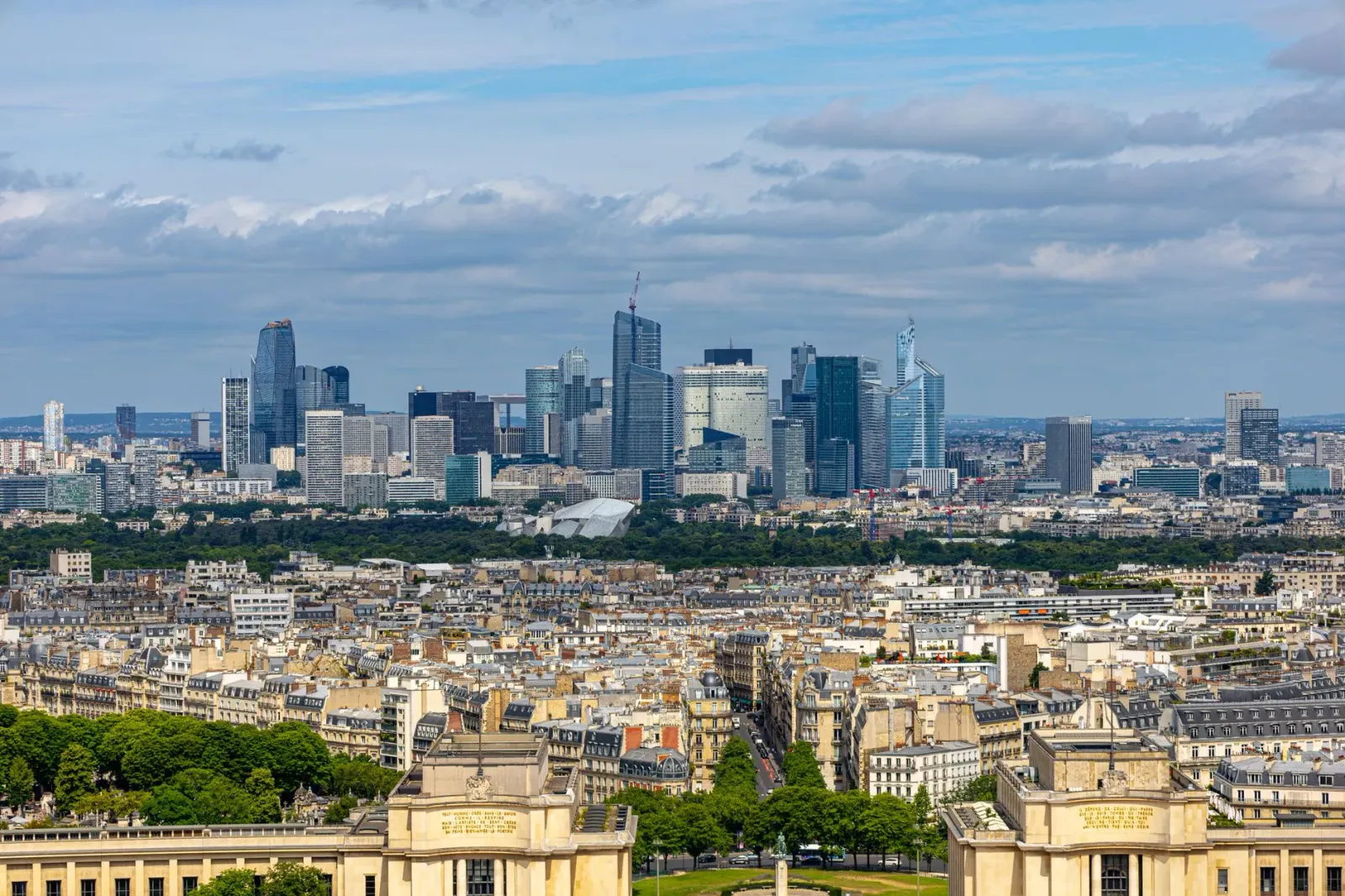 Imajen husi onda manas boot iha Paris, França, ho turista sira sente manas iha hotel la iha AC, ne'ebé hatudu impaktu ba negó
