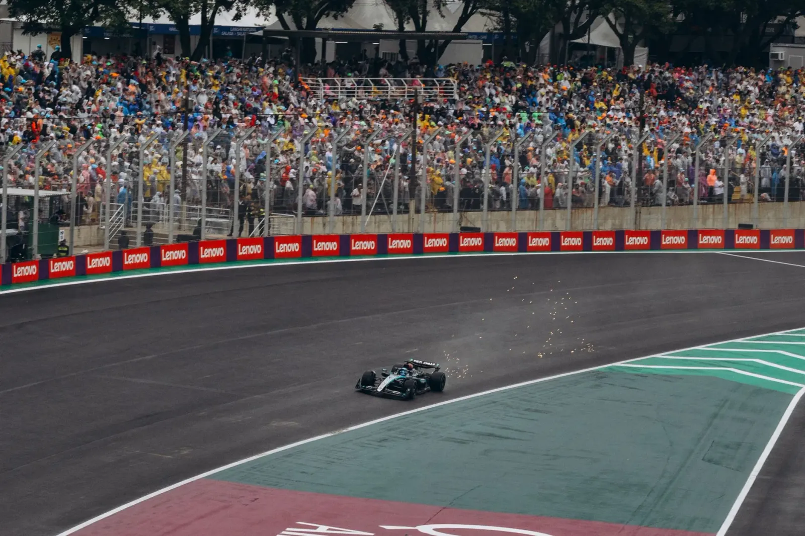 Ema barak iha Grand Prix Formula 1 Austrália iha kalas boot, hanesan oinsá iha risku saúde tanba mudansa klima, ho hatudu ema