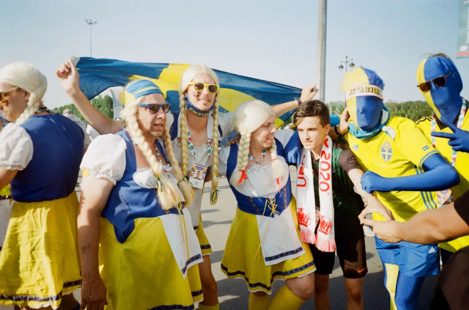 Channing Tatum uza wig blonde hanesan Erling Haaland hela iha partida Mundial, ho bandeira Noruega iha kotuk