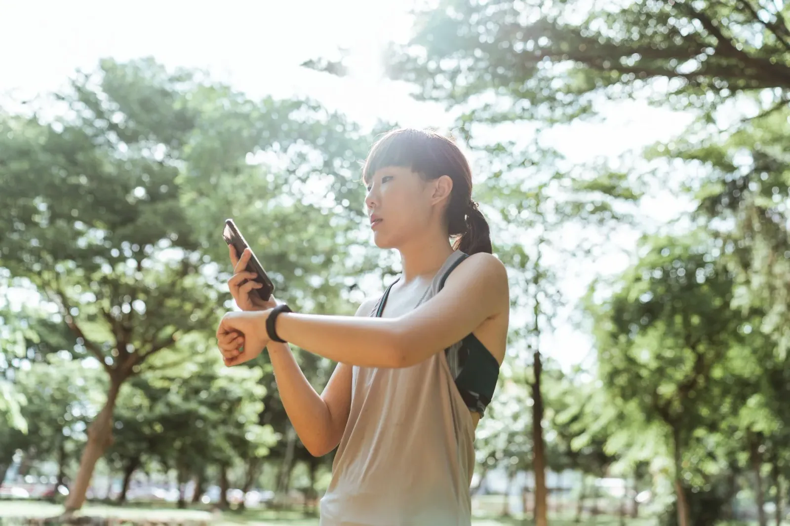 Atleta ida uza fitness tracker iha liman, no iha kotuk nia, televizaun hatudu jogu desportu ho Fire TV
