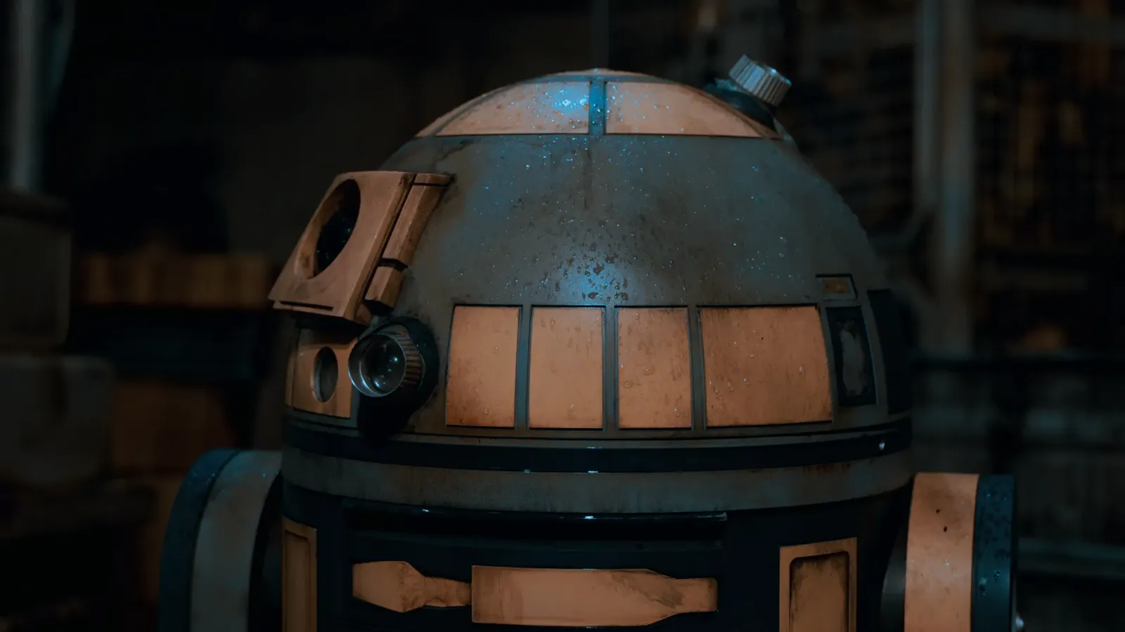 Imajen kona-ba OpenAI nia logo, robot Disney ne'ebé semo no nani iha bee, no konseitu siénsia teknolojia foun
