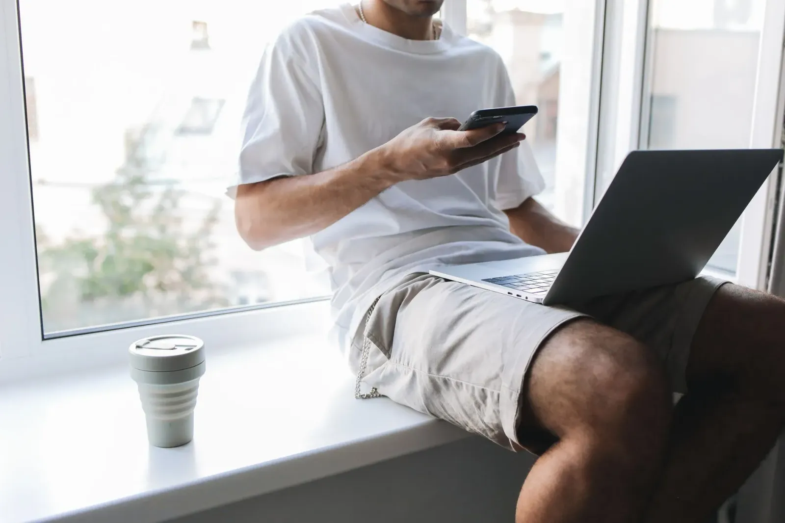 Ema ida uza smartphone ho janela aplikasaun flutuante (Bubble app windows) hodi halo multitasking, hatudu Android 17 nia inov