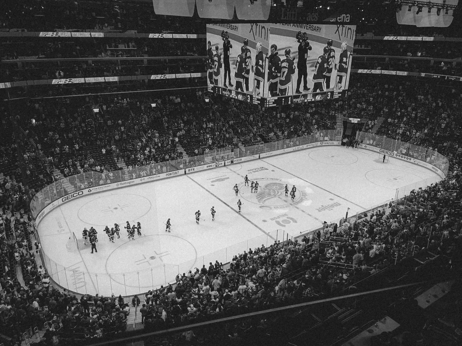 Imajen hosi jogu Stanley Cup Final iha arena, ho torcedor sira hóspede no emosaun forte iha jogu desportu