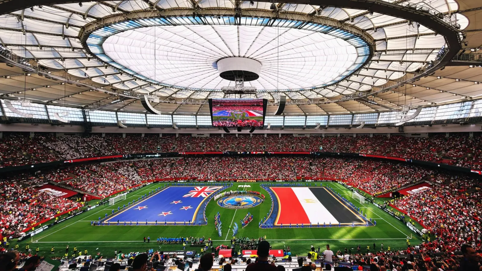 Jogador sira husi New Zealand no Belgium iha jogu FIFA World Cup 2026, hatudu emosaun no kompetisaun boot iha estadiu modernu