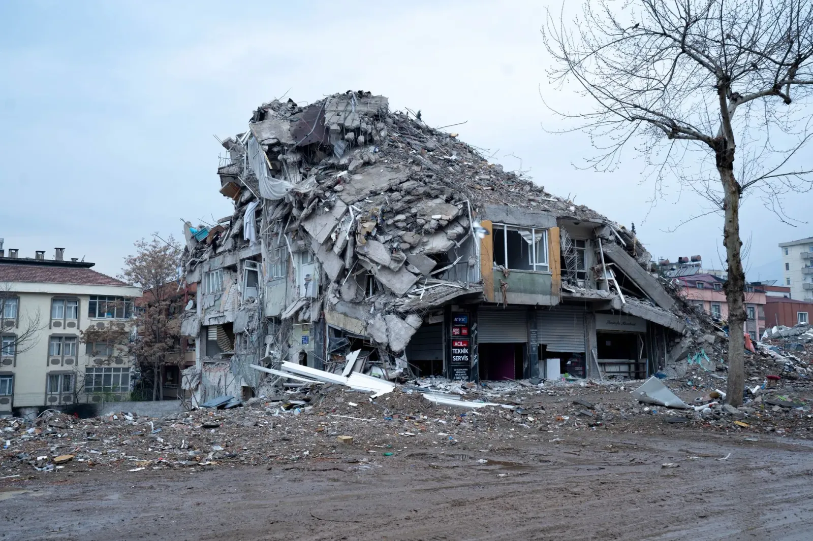 Mapa ne'ebé hatudu lokal terramotu 6.2 iha Afeganistaun, ho tremores sente iha norte Indía, iha fundu azul ho linha seismiku