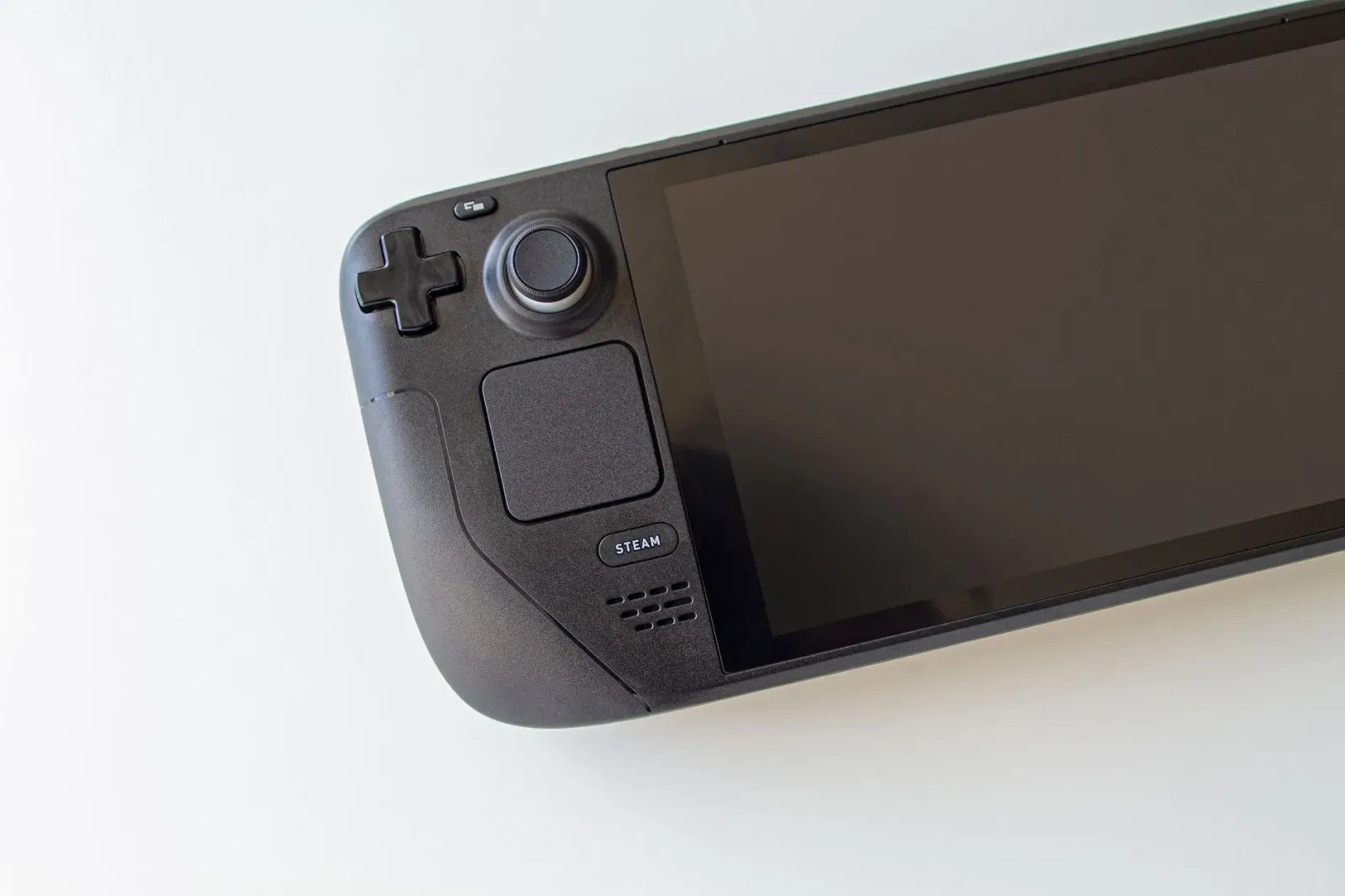 Imajen hatudu Steam Controller Valve iha meja, ho background teknolojia futuru, no números 2027 iha parte leten, ilustra atra