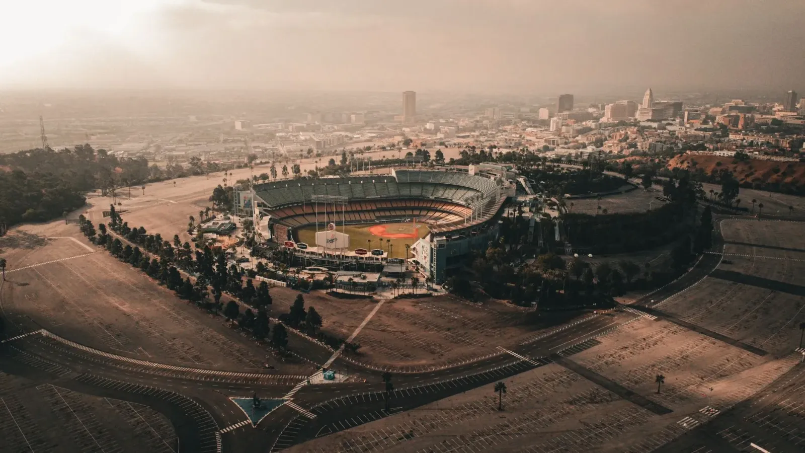 Imajen hosi estadiu Los Angeles Angels ho bandeira no logu ekipa iha loron naroman