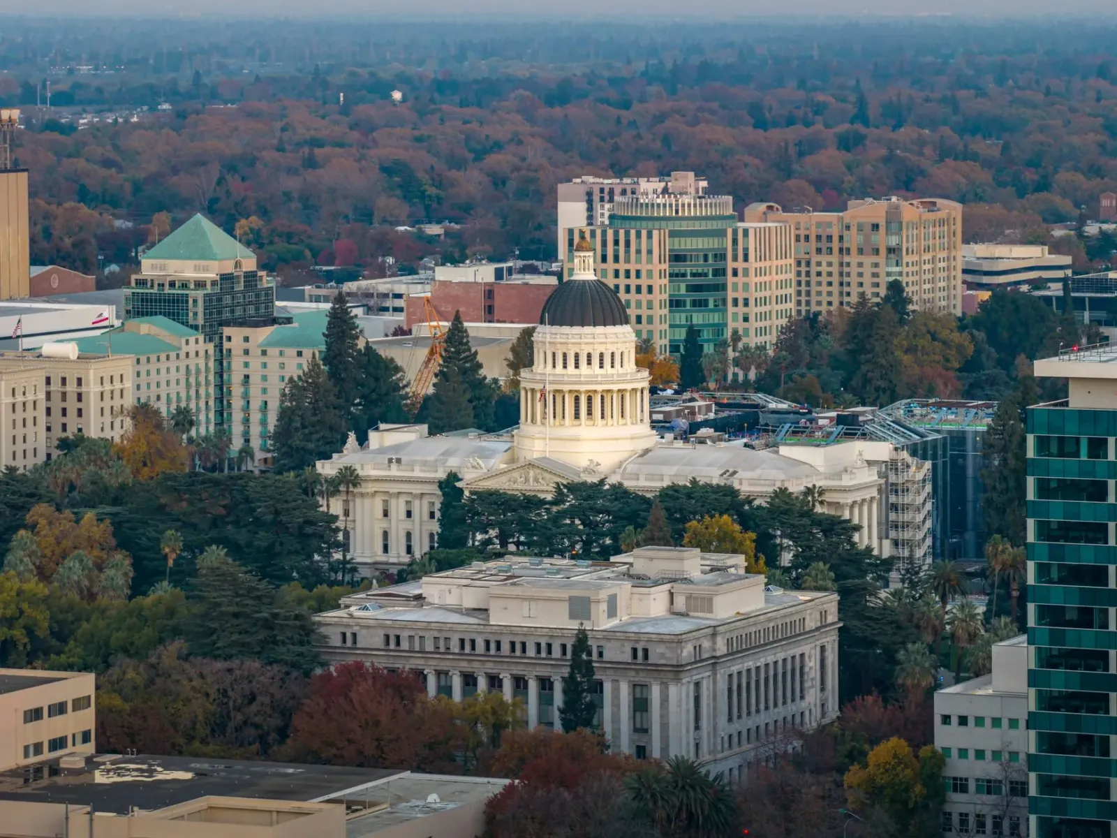 Edifísiu Kapitóliu Estadu California ho mesa eskritóriu mamuk, hatudu impaktu mandatu servisu fali fali ba eskritóriu iha 202