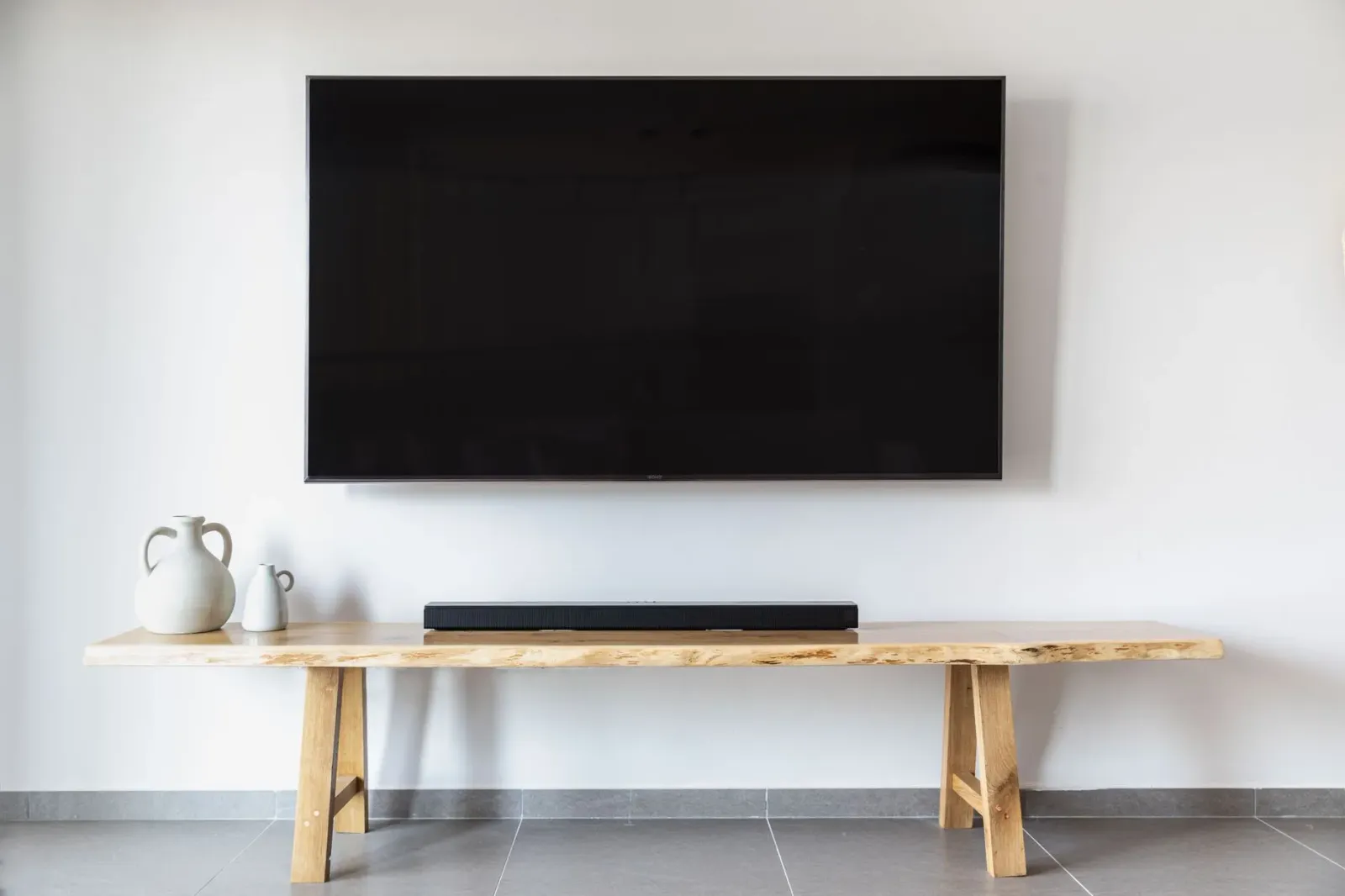 Imajen ida ne'ebé hatudu sala família ida ho TV arte hanesan Amazon Ember Artline iha parede, Fire Stick 4K Max iha USB, no s