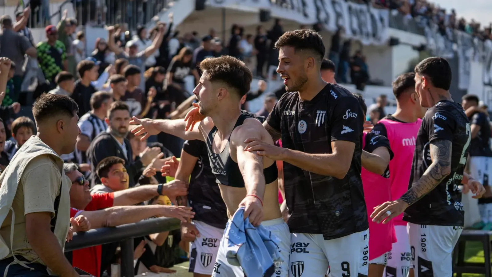 Imajen ida ne'ebé hatudu jogador NFL nia rohan triste husi fã ba fali nia servisu mudansa, ho estádiu iha kotuk no atmosfera 