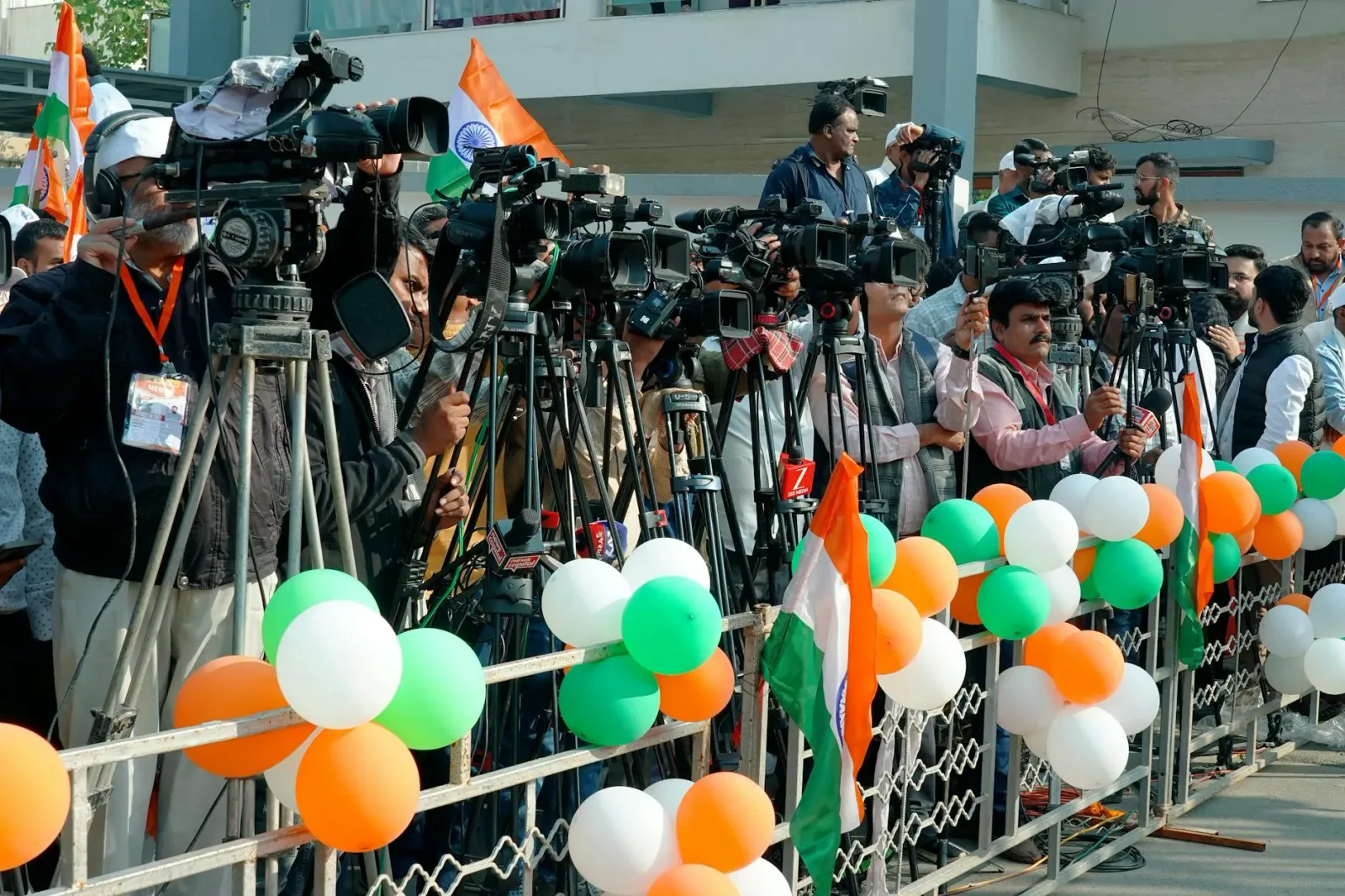 DK Shivakumar hateten lia iha konferensia imprensa iha Bengaluru, ho bandeira Congressu iha kotuk, nia hatudu dedikasaun ba p