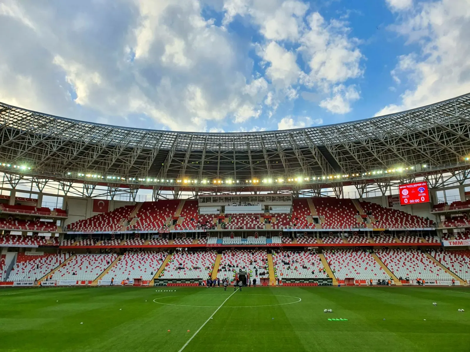 Imajen jogu futebol entre USA no Turkey iha momentu derrota, ho jogadór sira mostra frustrasaun no treinador Pochettino iha s