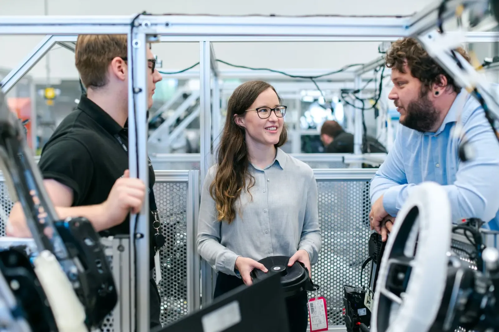 Trabalhadór Volkswagen iha fábrica automotiva iha Alemaña, ho mákina no robot sira, hatudu oinsá indústria automotiva tradisi