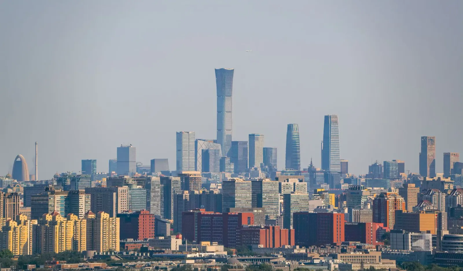Imajen ne'ebé mostra edifísio boot iha Beijing ho kazu segurança aviaun, ema barak iha rai, no notísia ne'ebé muda mundu agor