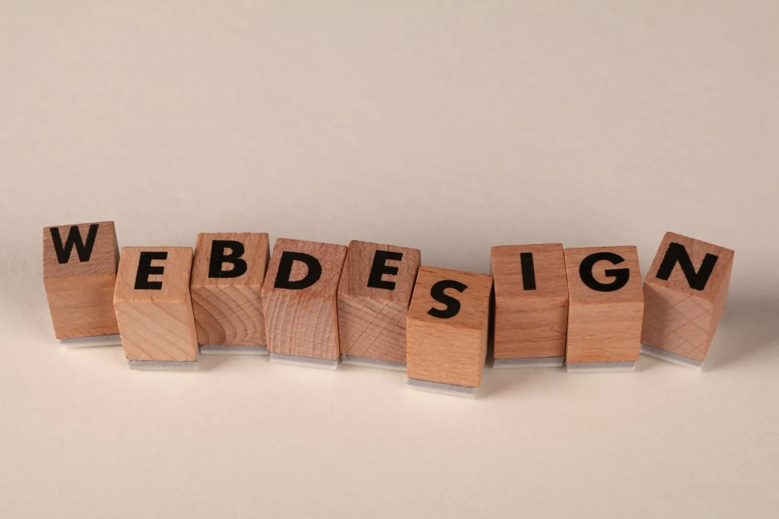 Imajen ne'ebé hatudu erros 5 komun iha negósiu web design, ho sinal no seta atu orienta leitor sira