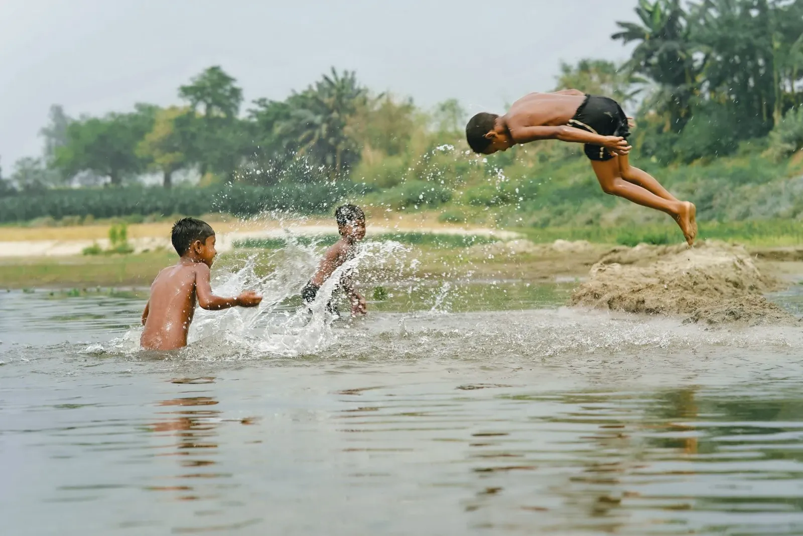 Labarik sira simu vaksina polio iha Chhattisgarh, ho ambiente saudável iha kotuk hanesan ribeiru no natureza ne'ebé proteje s