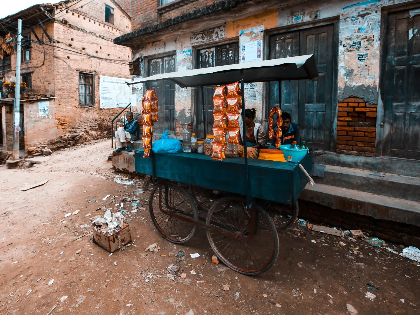 Ema balu hamletuk iha uma snack bar ki'ik ho parede tuir tradisaun, ho mesa no kadeira simples, ne'ebé hatudu ambiente akolhe