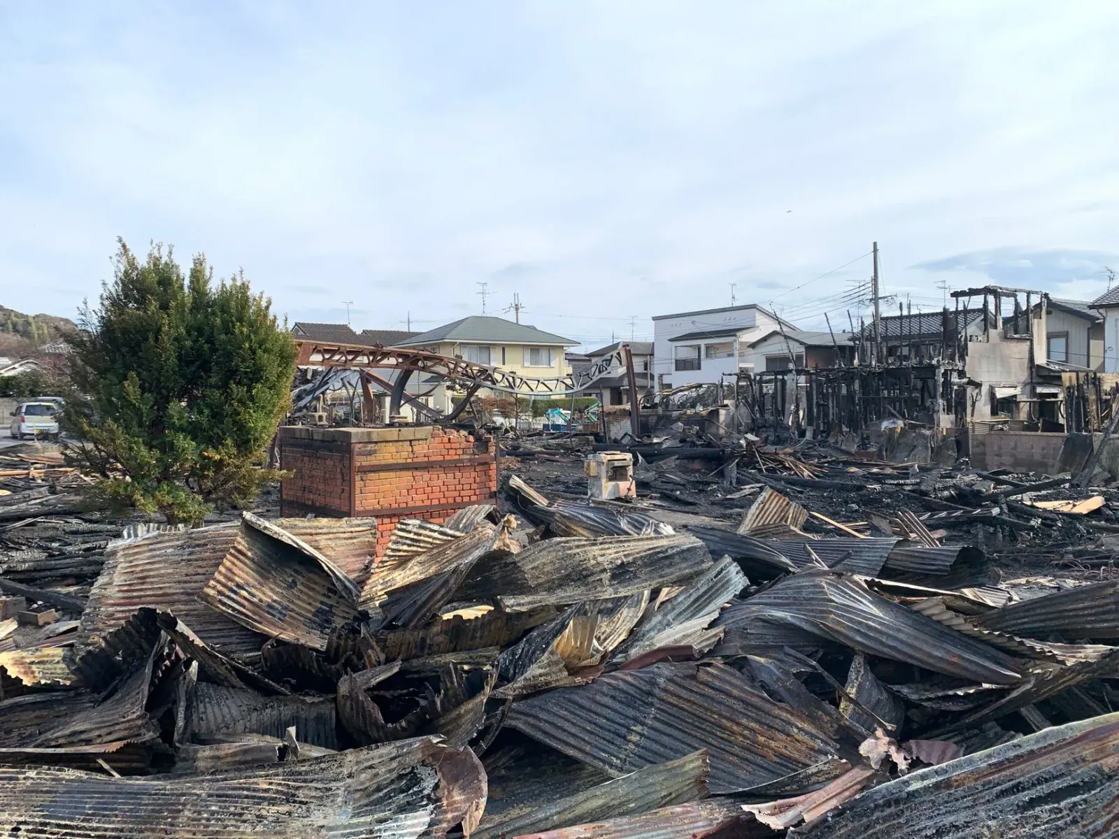 Imajen hatudu rai nakdoko iha Iwate, Japón, ho uma sira monu tiha no ema servisu atu hamutuk fila fali sira nia moris.