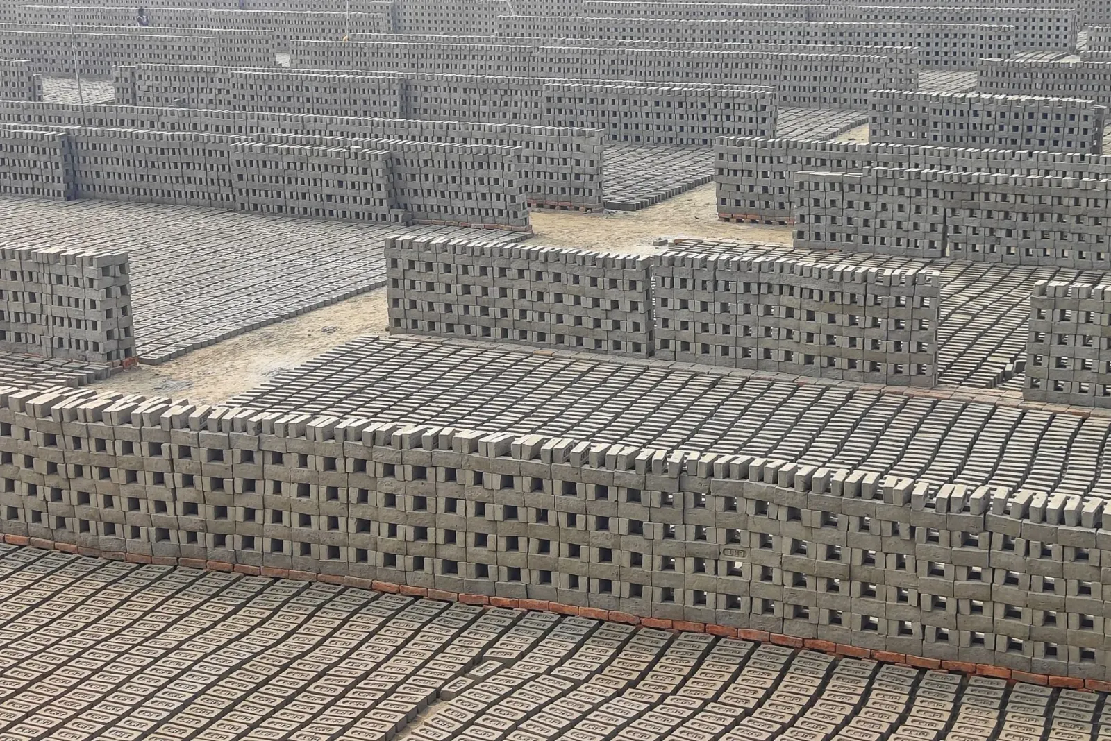Imajen konstruksaun fábrika semiconductor iha Índia ho trabalu sira no mákina boot, hanesan projetu ne'ebé aprova tiha iha mi