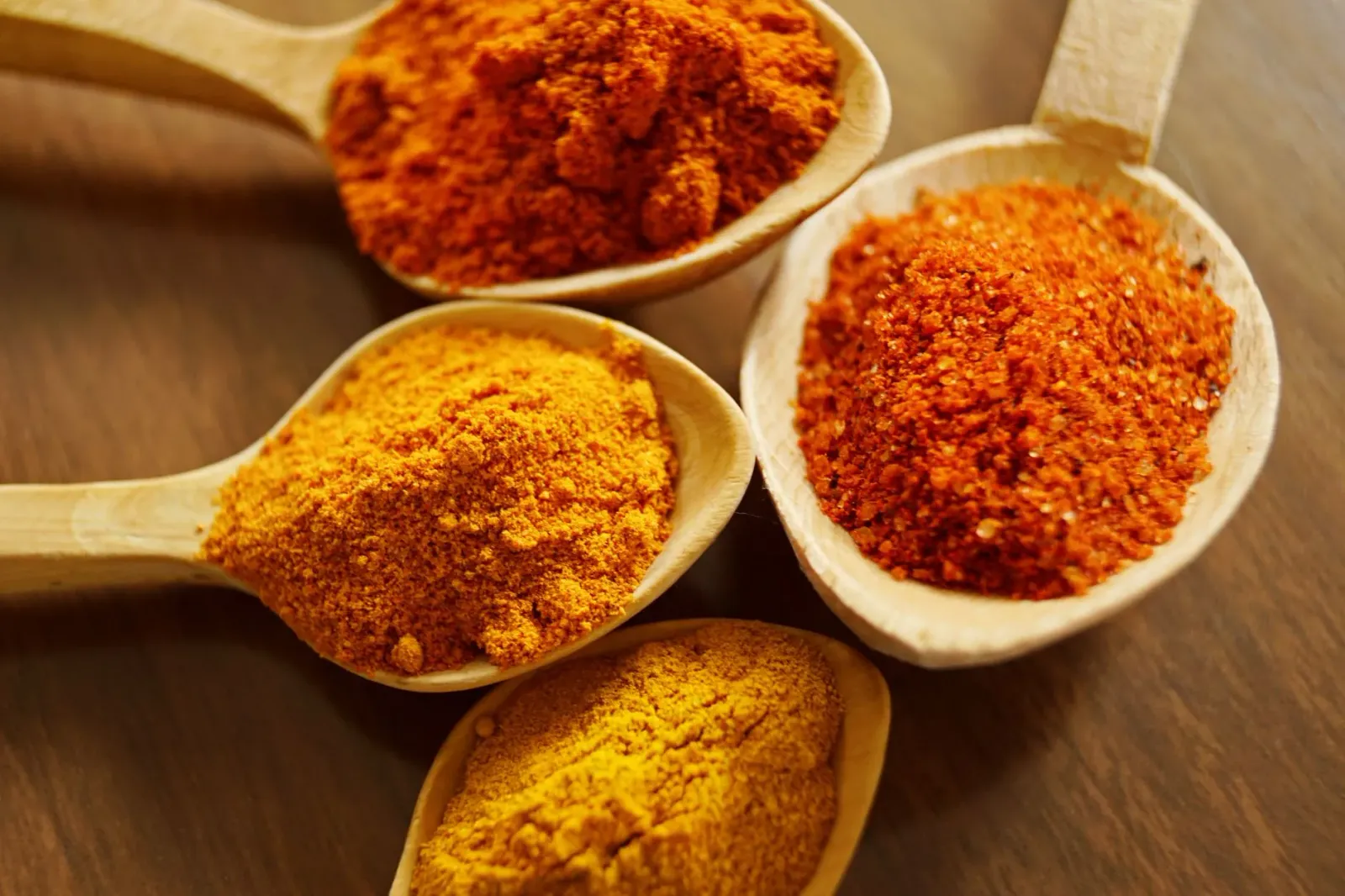Imajen hodi hatudu spices hanesan cinnamon, turmeric no ginger iha dapur, ne'ebé uza atu mellora saúde metabóliku.