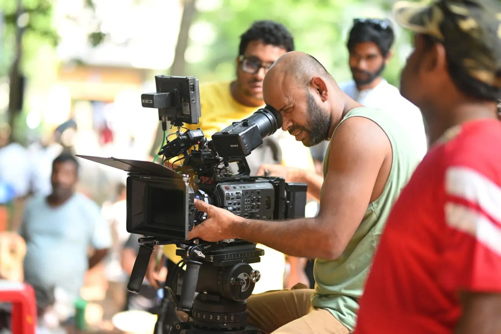 Diretor Chinmay Mandlekar iha set filme 'Governor: The Silent Saviour' ho Manoj Bajpayee, hatudu livru kona-ba ekonomia no se