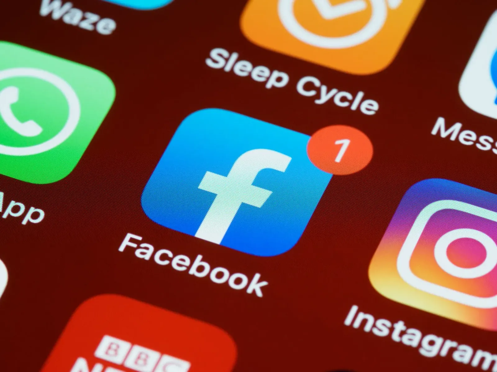 Imajen ida hatudu telemóvel ho avizu seguransa WhatsApp, ho fundu kor azul no ikona kadeia, hodi hatene ita kona-ba risku men