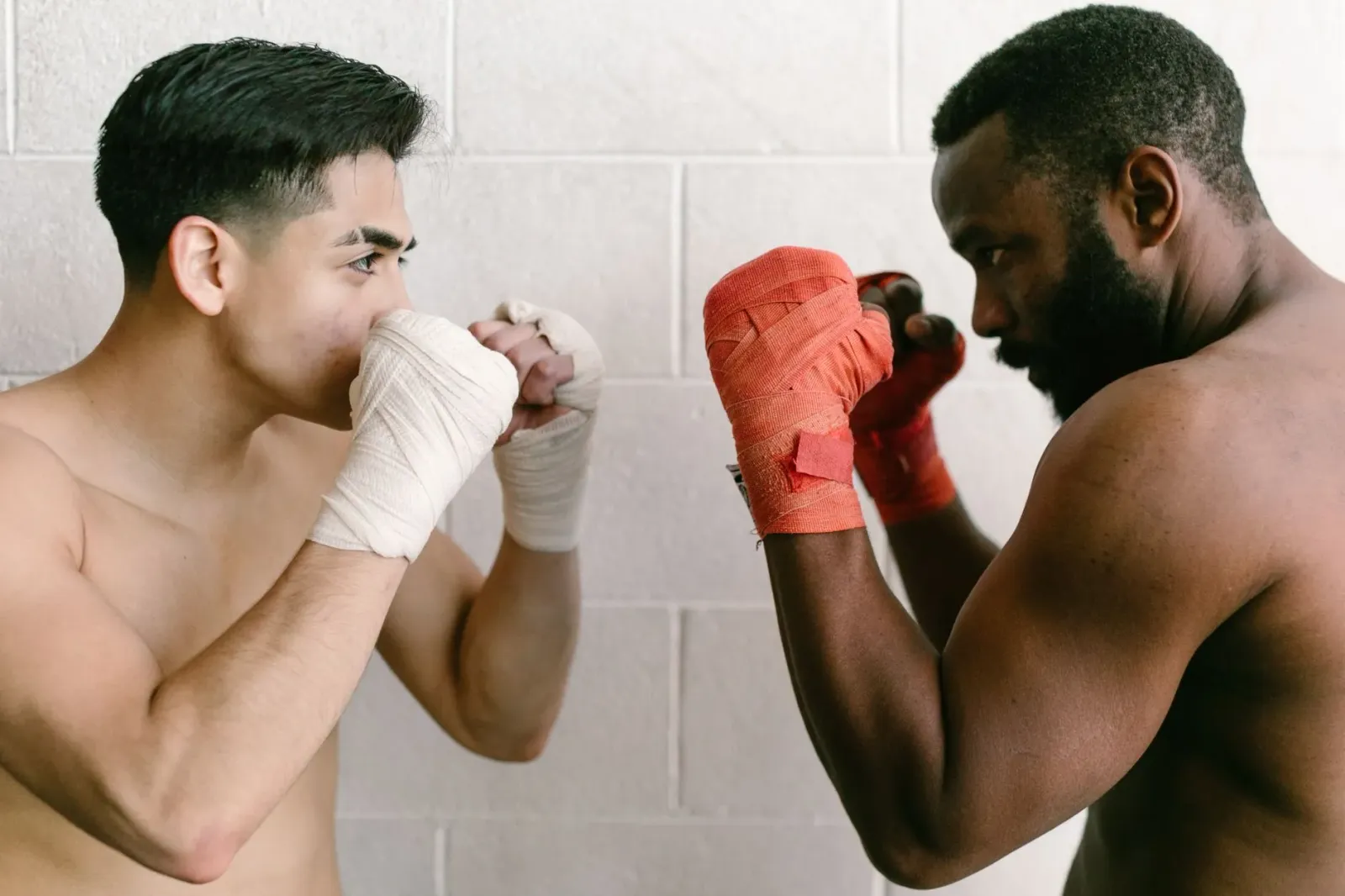 Tommy Fury no Eddie Hall hamriik hasoru malu iha ring boxe durante luta influencer ne'ebé atrai atensaun boot husi média no f