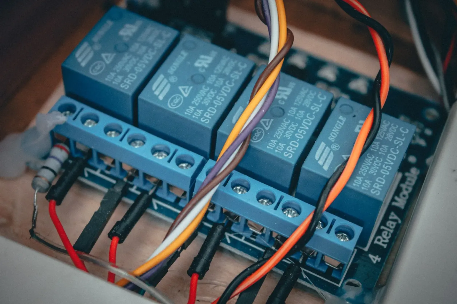 Imajen husi módulu Arduino Modulino Hub, Extender no Motors iha meja ho sensores no kabel, hatudu oinsá atu konekta I2C devic