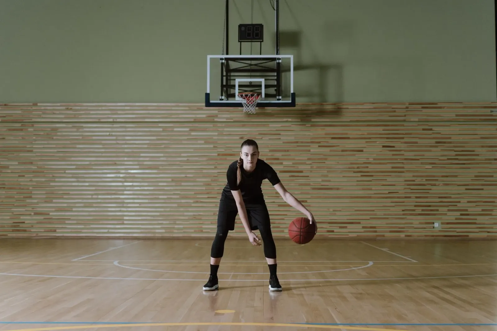 Caitlin Clark, atleta feto husi WNBA, hetan kontaktu brutál husi adversariu durante jogu basket. Imajen hatudu presaun no lut