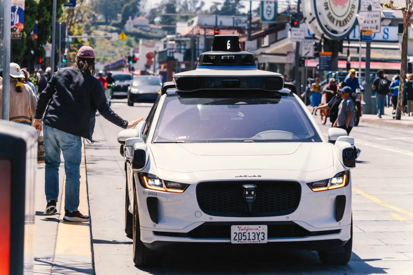Minivan autónomu Waymo ne'ebé la'o iha estrada San Francisco, ho sensor no sinal azul iha kabina