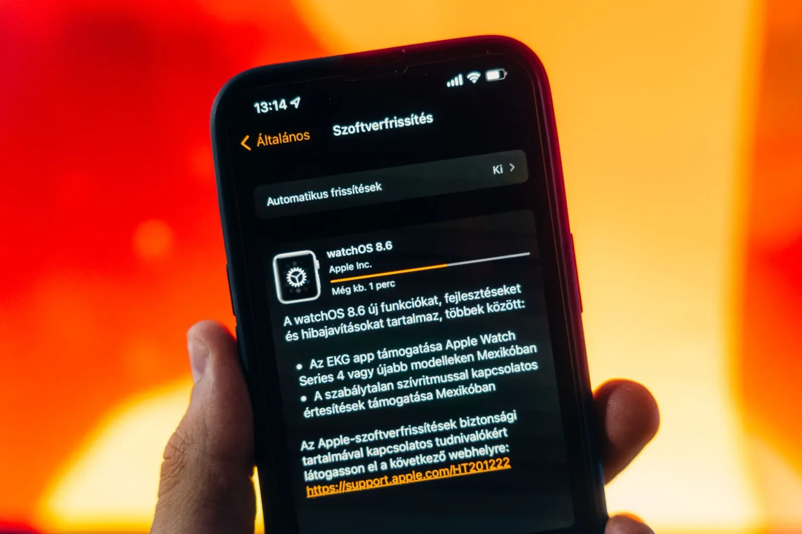 Imajen ida ne'ebé hatudu Apple Watch ho watchOS 27 nia monitorizasaun saúde, ho Siri AI iha ekrã, iha fundu ne'ebé iha elemen
