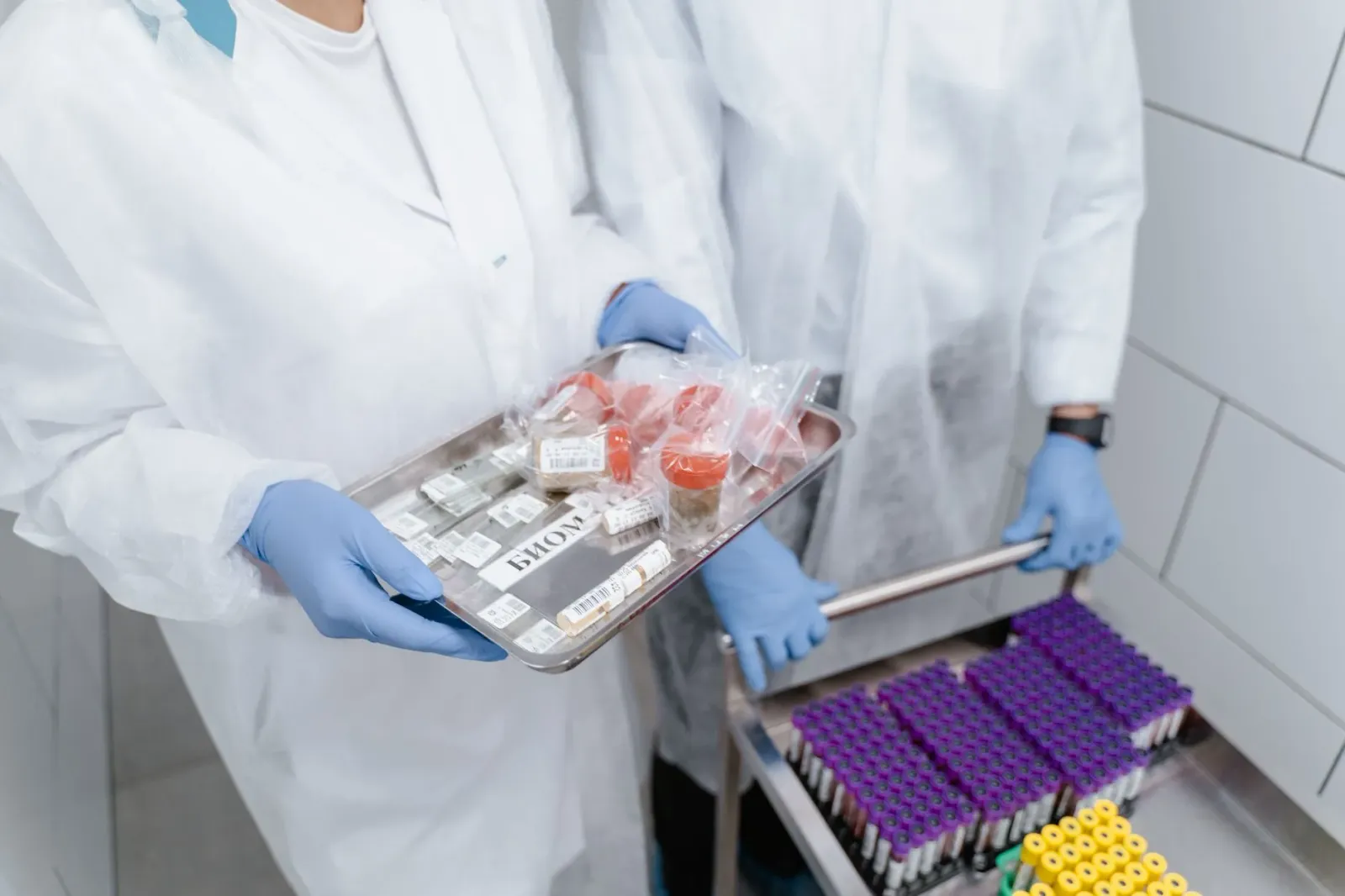 Imajen ida hatudu laboratóriu NIH ho sientista sira servisu ho material biolojiku perigozu, iha ekipamentu protesaun no sinai