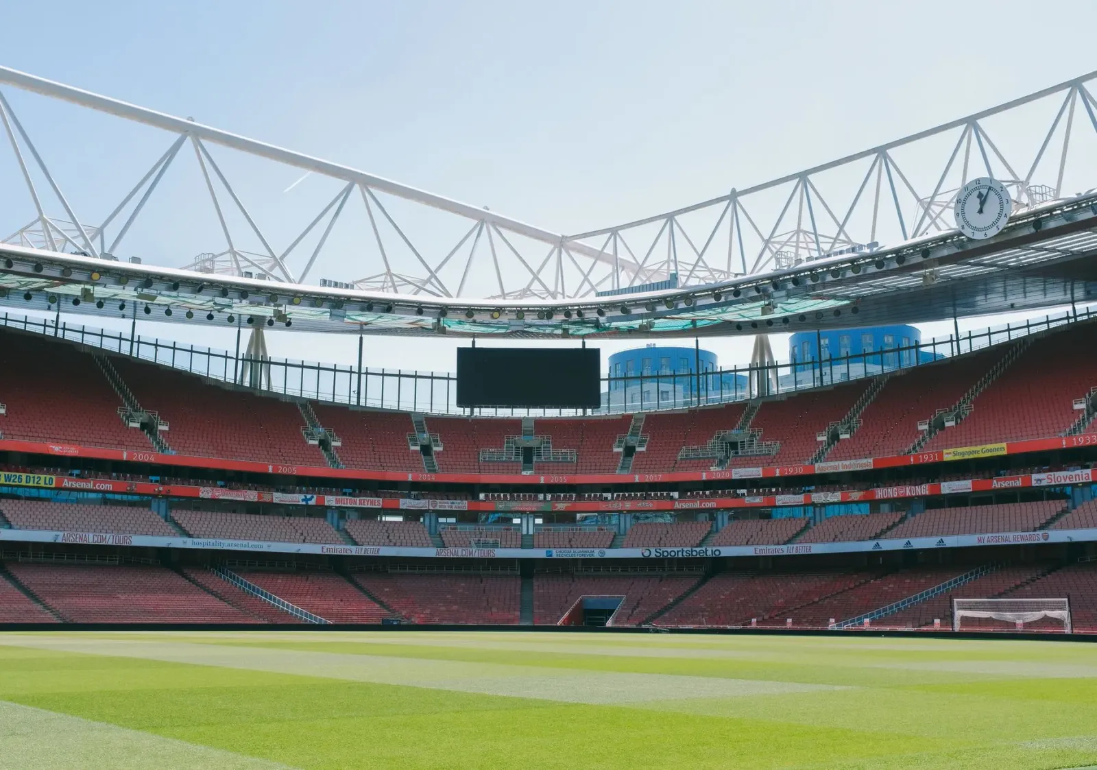 Imajen soundbar fon ki'ik iha uma bainhira ita haree futubol ho som boot hanesan iha estadiu
